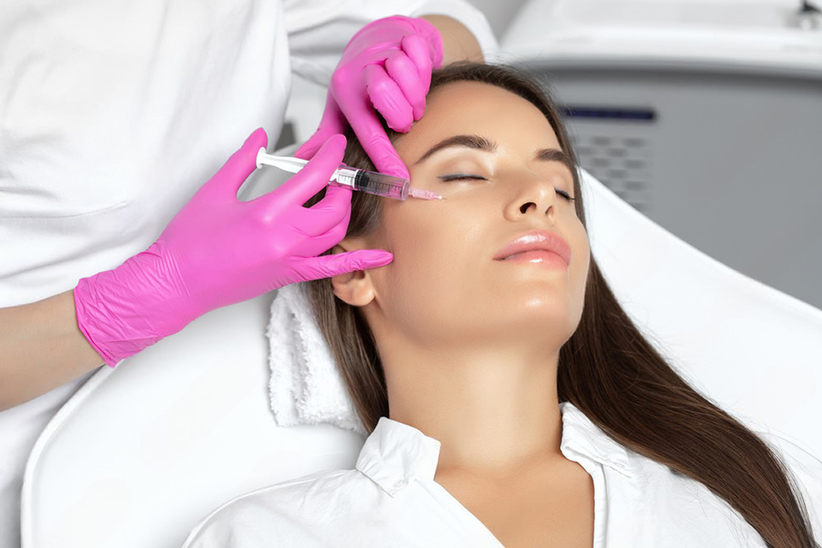 Tratamiento estético con toxina botulínica en los pómulos para un rostro más joven y armonioso.