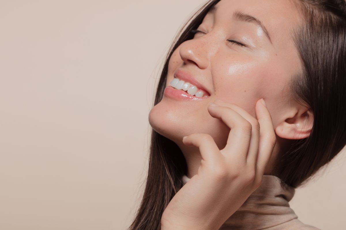 Mujer con piel radiante y luminosa después de tratamiento regenerativo con ADN de salmón.