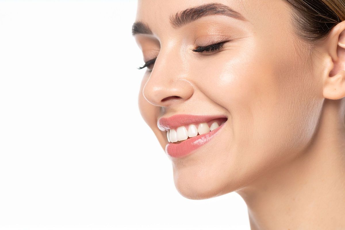 Mujer con piel hidratada y rostro rejuvenecido gracias a procedimientos estéticos modernos.