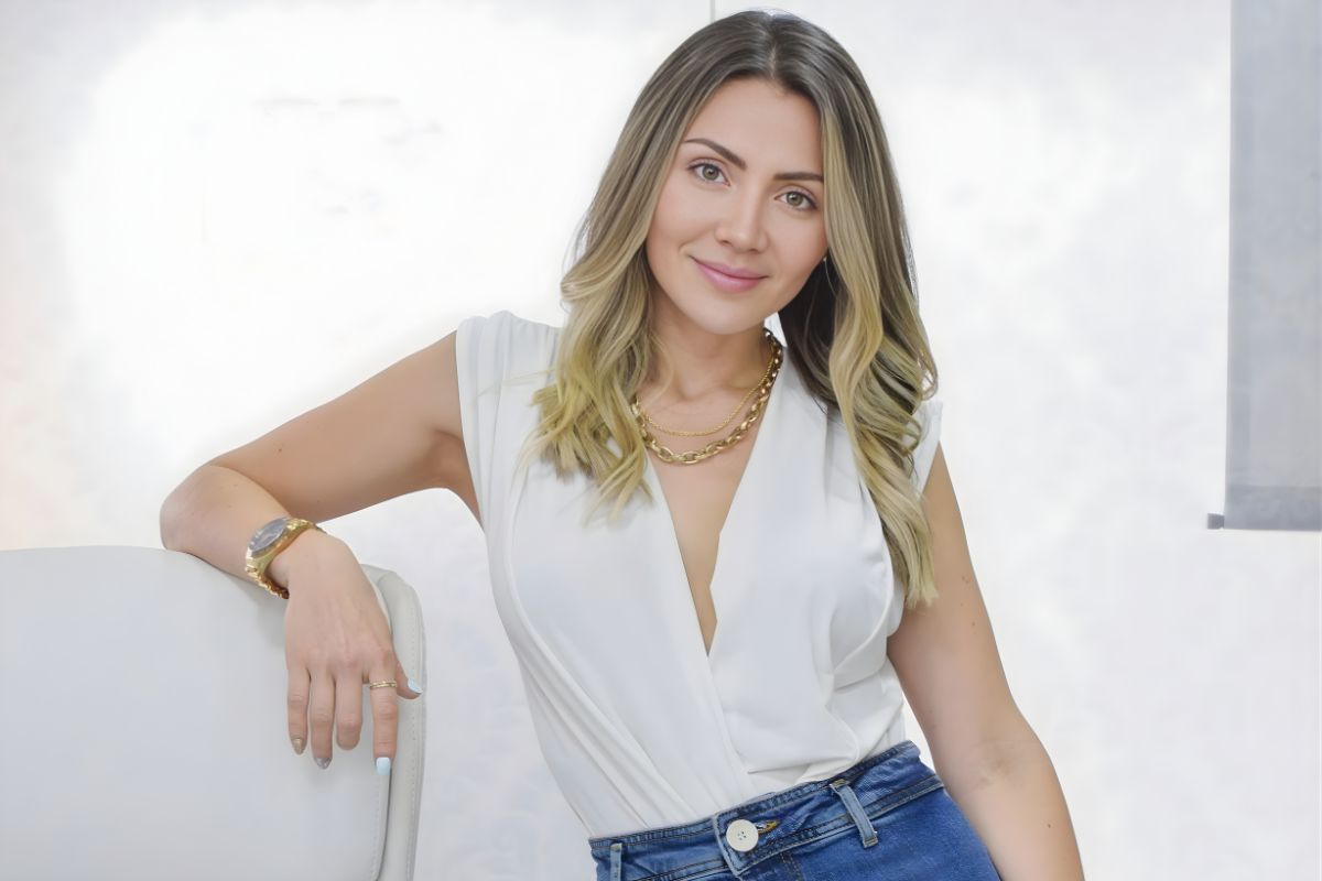 La Dra. Carolina Flórez, con un enfoque en rejuvenecimiento facial y resultados naturales.
