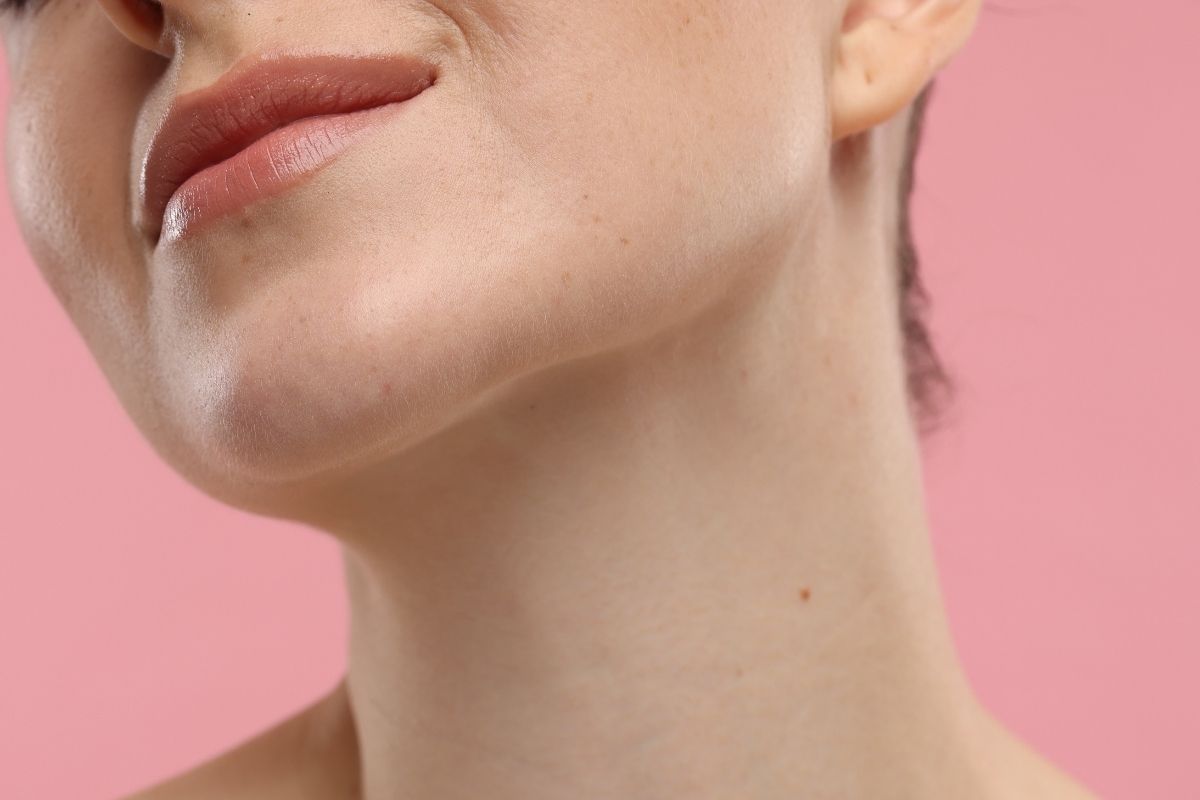 rejuvenecimiento del tercio inferior facial que evidencia una mejora natural en la firmeza de la piel, el contorno del mentón y la línea mandibular, conservando la identidad y rasgos originales del rostro.