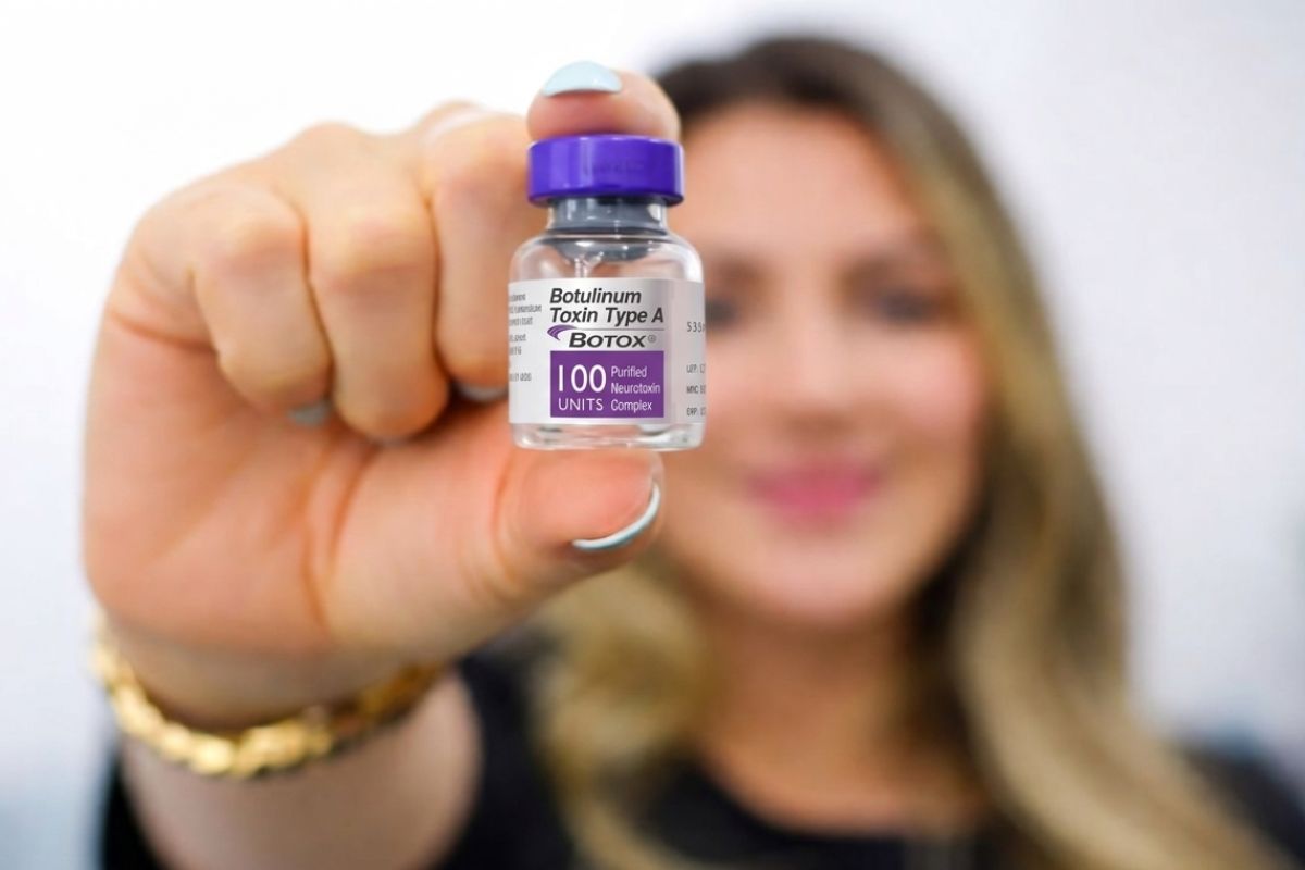 Toxina botulínica utilizado en tratamientos estéticos para la reducción de arrugas y líneas de expresión.