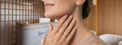 Mujer con cuello rejuvenecido y mandíbula definida en clínica de medicina estética premium de la Dra. Carolina Flórez.