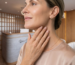 Mujer con cuello rejuvenecido y mandíbula definida en clínica de medicina estética premium de la Dra. Carolina Flórez.