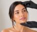 Especialista realizando una valoración de armonización facial para analizar las proporciones, simetría y equilibrio estético del rostro de una paciente.