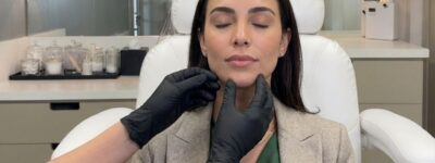 Profesional médico realizando una valoración facial personalizada a una paciente en consulta estética en Armenia, Quindío.