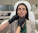 Profesional médico realizando una valoración facial personalizada a una paciente en consulta estética en Armenia, Quindío.
